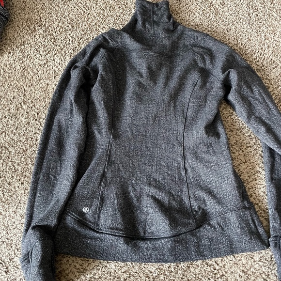 Lululemon running shirt - size 4 - Picture 4 of 4